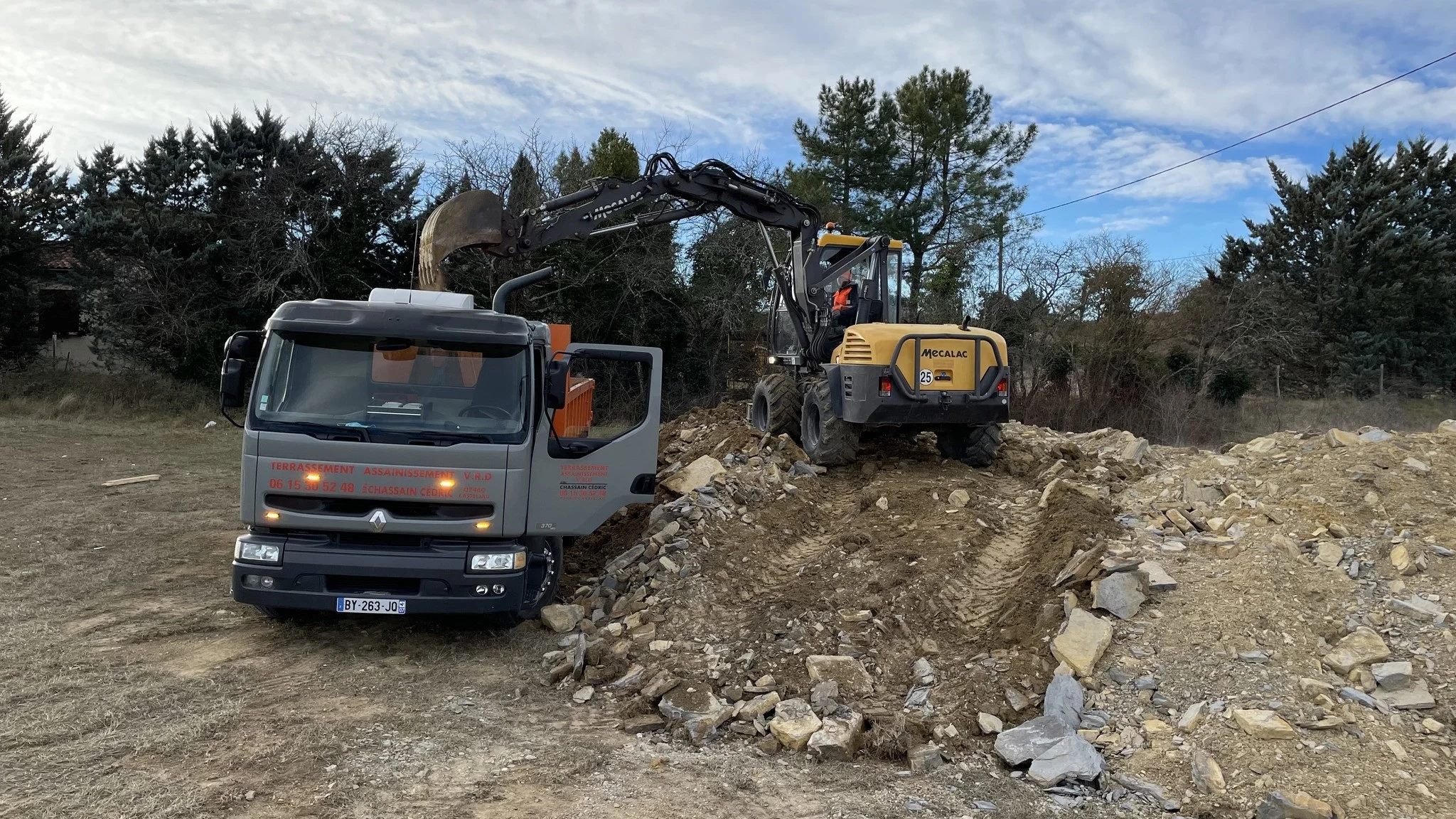 Terrassement et nivellement d'un grand terrain